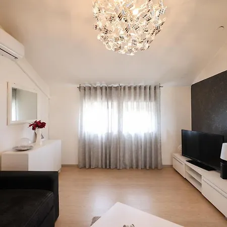 Apartman Andy דירה זאדאר